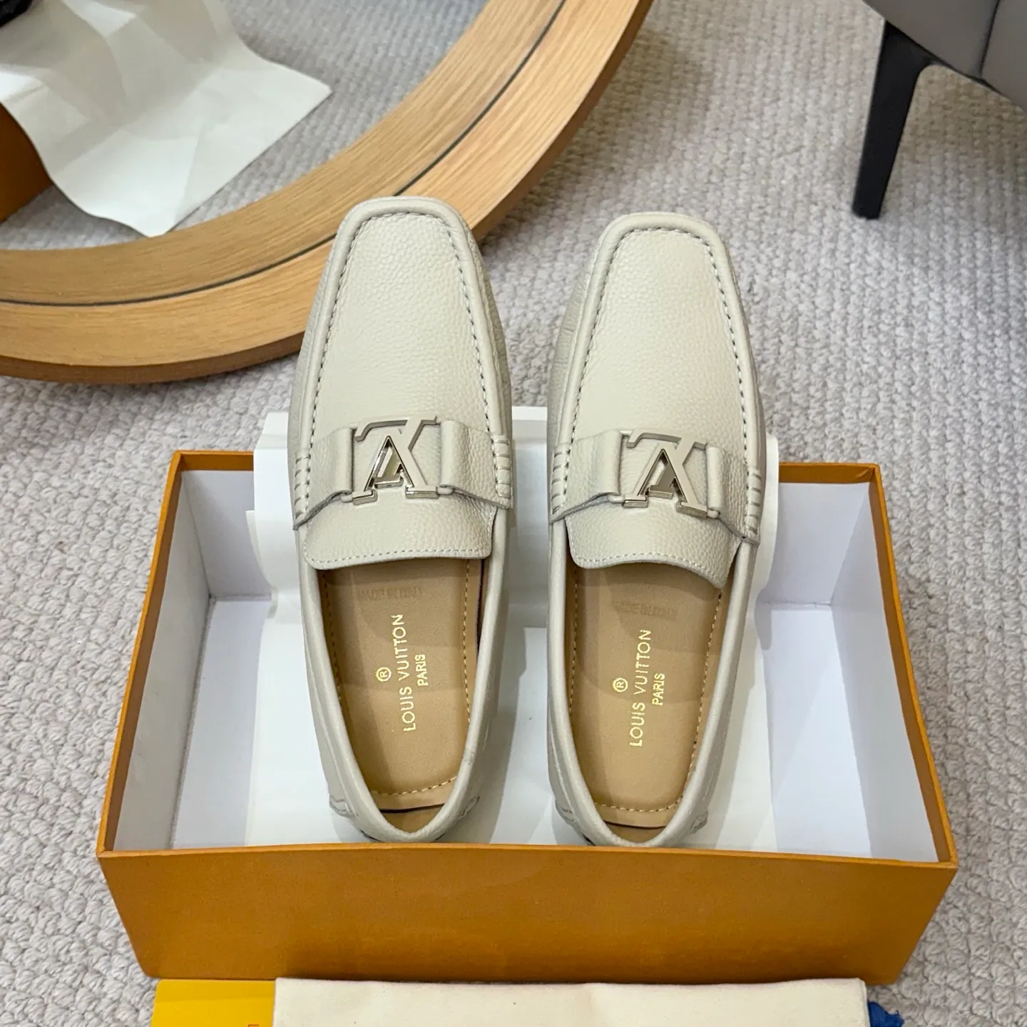 Men's men's shoes 💰420 (Yangli) LV 2⃣️0⃣️2⃣️5️⃣Spring and summer counter GLORIA series models ✈️Original factory special leather production, original last type. A classic driving slip-on casual shoe that shows an elegant style with exquisite craftsmanship details such as Monogram embossing all over the upper🌀Italian imported calfskin fabric Sheepskin foot pads➕Inside～Private mold replica sole Unique style Comfortable driving slip-on Size: 4-12 (38-46) Comes with [Counter packaging: original box, wrapping paper, card, instruction manual, shoehorn, cloth bag] No pressure to enter and leave the counter!